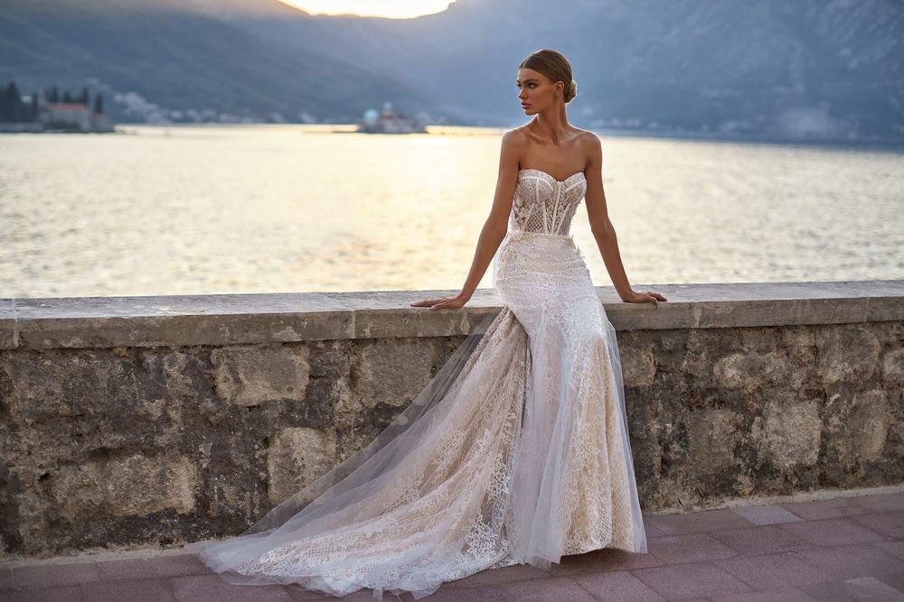 strapless open back dress Long Sleeve Ball Gown Wedding Dress Princess Style Wedding 8 US / Off White main image 1