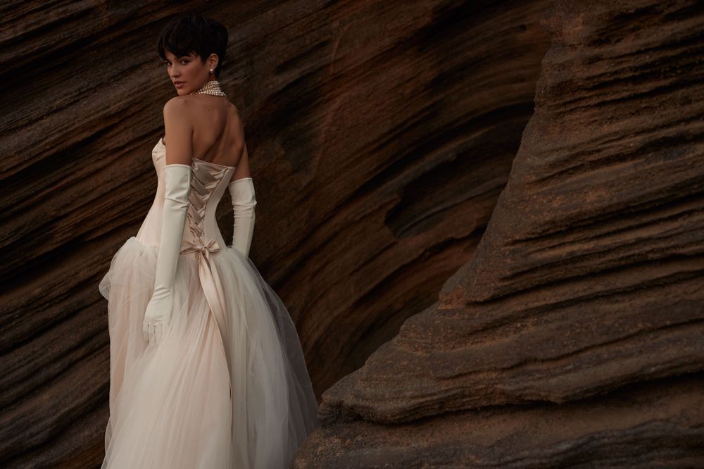 Aveline gloves accessories